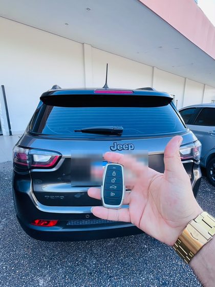 Chave presencial entregue para um Jeep Compass